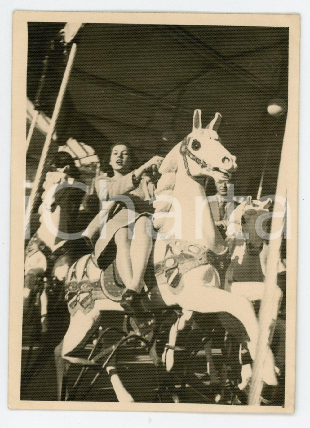1942 BOLOGNA Ragazza sulla giostra dei cavalli - Foto 7x10 cm Fotografia d'epoca. CONDIZIONI:FAIR/discreto Residuo di incollatura al versoFORMATO: 7x10 cm originale e autentica 1