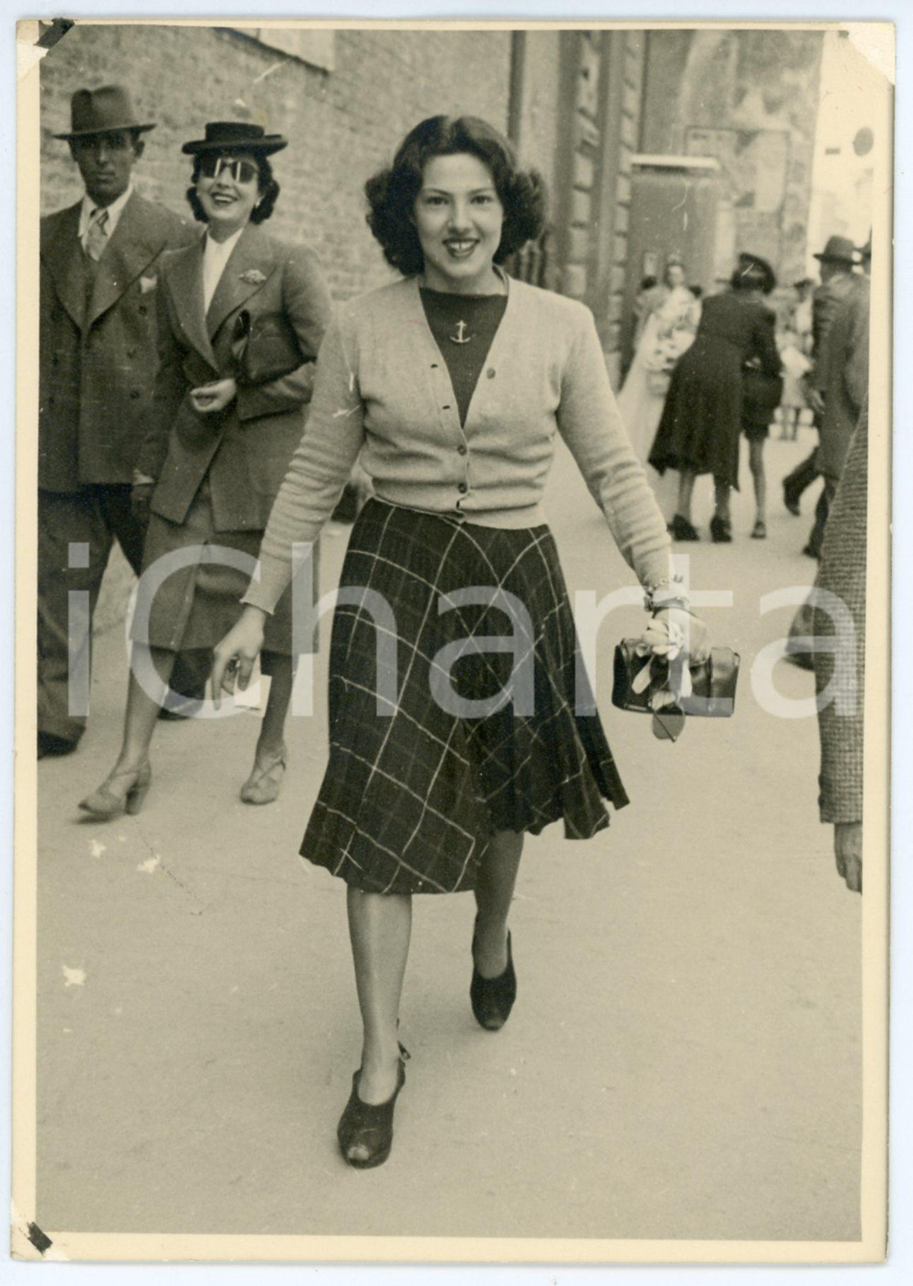 1942 BOLOGNA Ragazza in una via del centro storico - Foto 10x15 cm Fotografia d'epoca. CONDIZIONI:FAIR/discreto lievi abrasioni e residui di incollatura agli angoliFORMATO:  10x15 cm originale e autentica 1