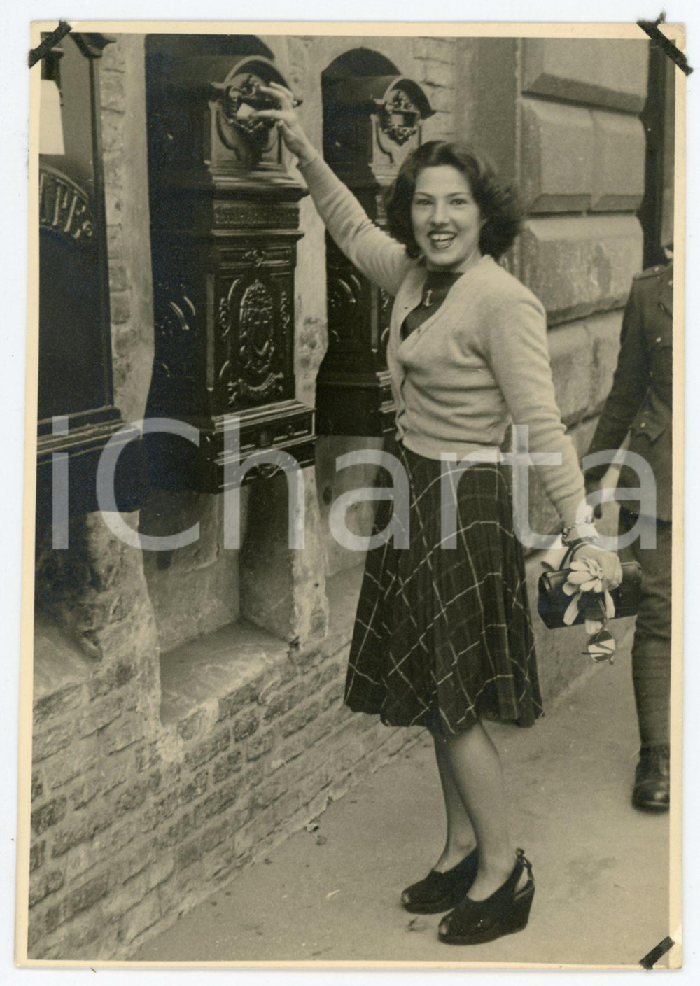 1942 BOLOGNA Ragazza imbuca una lettera in una cassetta postale - Foto 10x15 cm Fotografia d'epoca. CONDIZIONI:FAIR/discreto lievi abrasioni e residui di incollatura agli angoliFORMATO:  10x15 cm originale e autentica 1
