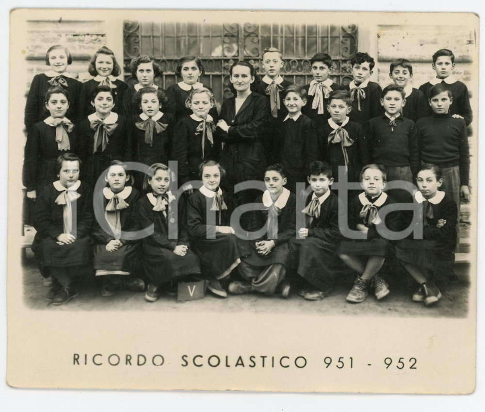 1951-1952 CASALE MONFERRATO Foto di classe QUINTA B Scuole elementari Fotografia d'epoca. CONDIZIONI:FAIR/discreto Piegature e smussature agli angoliFORMATO: 15x12 cm originale e autentica 1