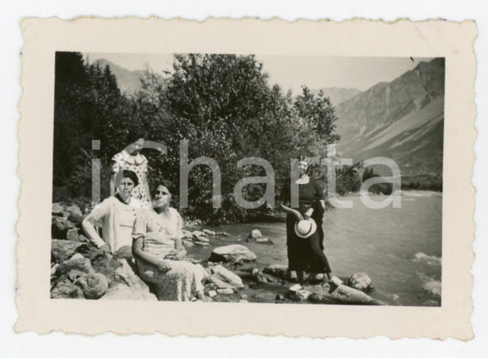 Fotografia d epoca originale 1935 BORMIO  VALTELLINA Donne in riva al Fiume ADDA Foto 7x5 cm 1