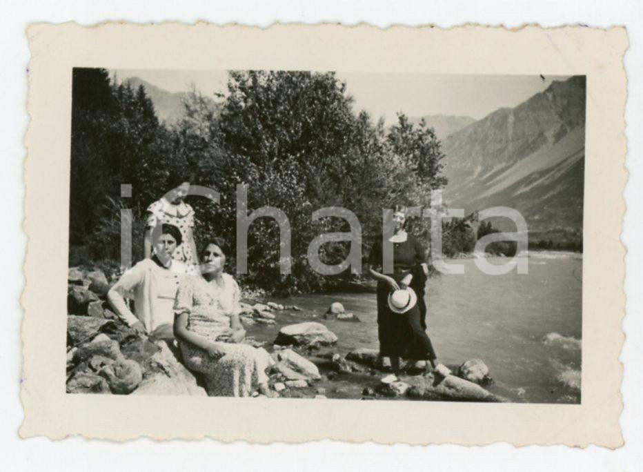 Fotografia d epoca originale 1935 BORMIO  VALTELLINA Donne in riva al Fiume ADDA Foto 7x5 cm 1
