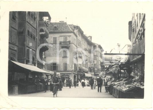 Fotografia d epoca originale Giugno 1935 BOLZANO Piazza delle Erbe Foto ANIMATA mercato 7x5 cm 1
