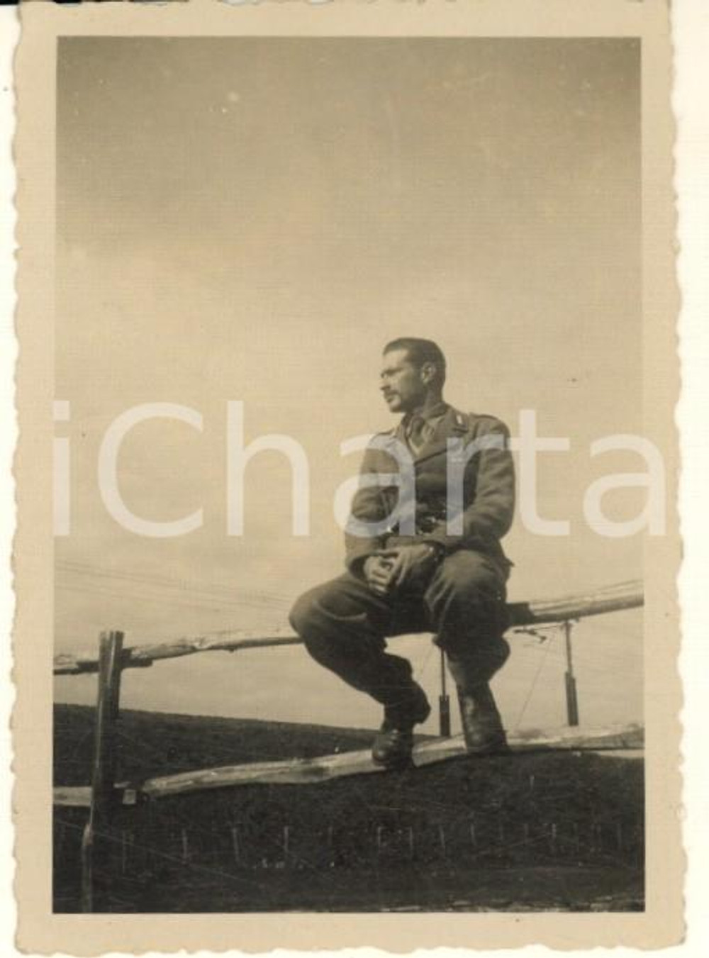 1940 ca WW2 Italo PRUCHER ufficiale artiglieria *Fotografia 6x9 cm Fotografia originale d'epoca, con didascalia manoscritta al verso.Italo Prucher era uno studente universitario e morì a Roma nel mese di marzo 1943- CONDIZIONI:FAIR/discreto piegature angolariFORMATO: 6x9 cm originale e autentica 1