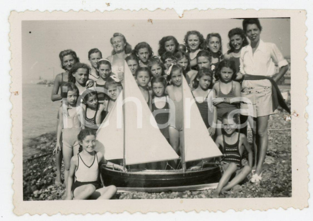 Fotografia d epoca originale 1947 GENOVA  PEGLI Quartiere MULTEDO Bambine con modellino di nave  Foto 1