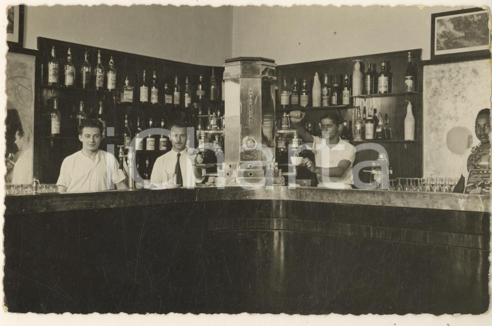 1950 ca COSTUME ITALIA Interno di un bar - Camerieri al bancone *Foto cartolina Fotografia originale d'epoca, in formato cartolina postale. CONDIZIONI:FAIR/discreto macchie al versoFORMATO: 14x9 cm originale e autentica 1