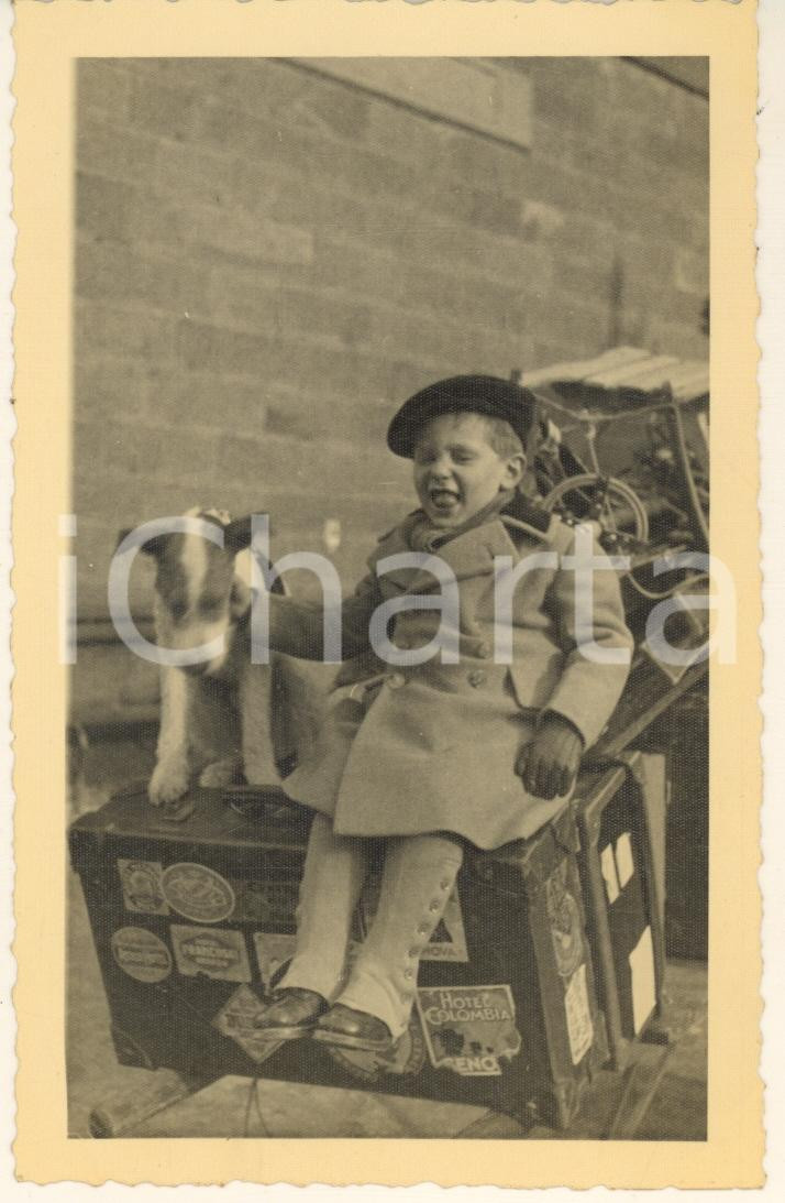 Fotografia d epoca originale 1936 ORTISEI Millo ROSSI bambino con valigia e cane Foto cartolina 1