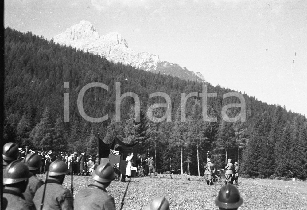 1940 ca S. CANDIDO (BZ) Soldati alla Santa Messa al campo NEGATIVO ORIGINALE 2 Negativo originale d'epoca in bianco e nero su pellicola.Per i diritti rivolgersi a ICharta.ICharta mette in vendita, sul negozio eBay e in esclusiva sul sito "icharta" il proprio archivio composto da numerose diapositive e negativi fotografici d'epoca, tutti originali e autentici.Si tratta di uno sguardo inedito sull'attualità, la politica, la vita quotidiana, il gossip e la cultura, che fotografa il cambiamento della nazione (e non solo) tra il 1890 ed il 1990 circa. Un'occasione unica per il mercato del collezionismo, che vede finalmente disponibile un archivio eccezionale per vastità, tematiche e condizioni, in un settore (il negativo fotografico e la diapositiva) di assoluta novità e dalle interessanti prospettive di investimento. CONDIZIONI:FAIR/discretoFORMATO: cm 6 x 9 originale e autentica 1