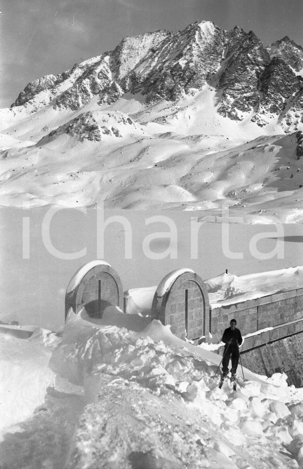 1935 ca Sugli sci alla diga NEGATIVO ORIGINALE Negativo originale d'epoca in bianco e nero su pellicola.Per i diritti rivolgersi a ICharta.ICharta mette in vendita, sul negozio eBay e in esclusiva sul sito "icharta" il proprio archivio composto da numerose diapositive e negativi fotografici d'epoca, tutti originali e autentici.Si tratta di uno sguardo inedito sull'attualità, la politica, la vita quotidiana, il gossip e la cultura, che fotografa il cambiamento della nazione (e non solo) tra il 1890 ed il 1990 circa. Un'occasione unica per il mercato del collezionismo, che vede finalmente disponibile un archivio eccezionale per vastità, tematiche e condizioni, in un settore (il negativo fotografico e la diapositiva) di assoluta novità e dalle interessanti prospettive di investimento. CONDIZIONI:FAIR/discretoFORMATO: cm 6 x 9 originale e autentica 1