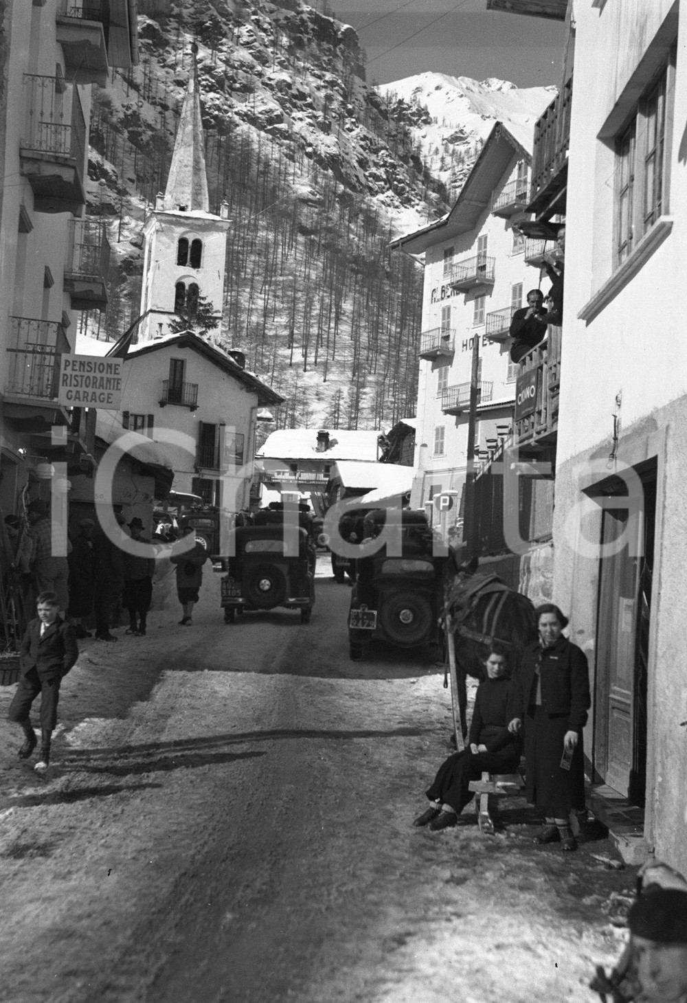 1935 ca VALTOURNENCHE in paese NEGATIVO ORIGINALE Negativo originale d'epoca in bianco e nero su pellicola.Per i diritti rivolgersi a ICharta.ICharta mette in vendita, sul negozio eBay e in esclusiva sul sito "icharta" il proprio archivio composto da numerose diapositive e negativi fotografici d'epoca, tutti originali e autentici.Si tratta di uno sguardo inedito sull'attualità, la politica, la vita quotidiana, il gossip e la cultura, che fotografa il cambiamento della nazione (e non solo) tra il 1890 ed il 1990 circa. Un'occasione unica per il mercato del collezionismo, che vede finalmente disponibile un archivio eccezionale per vastità, tematiche e condizioni, in un settore (il negativo fotografico e la diapositiva) di assoluta novità e dalle interessanti prospettive di investimento. CONDIZIONI:FAIR/discretoFORMATO: cm 6 x 9 originale e autentica 1