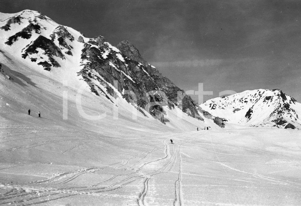1935 ca GHIACCIAIO PRESENA *NEGATIVO ORIGINALE Negativo originale d'epoca in bianco e nero su pellicola.Per i diritti rivolgersi a ICharta.ICharta mette in vendita, sul negozio eBay e in esclusiva sul sito "icharta" il proprio archivio composto da numerose diapositive e negativi fotografici d'epoca, tutti originali e autentici.Si tratta di uno sguardo inedito sull'attualità, la politica, la vita quotidiana, il gossip e la cultura, che fotografa il cambiamento della nazione (e non solo) tra il 1890 ed il 1990 circa. Un'occasione unica per il mercato del collezionismo, che vede finalmente disponibile un archivio eccezionale per vastità, tematiche e condizioni, in un settore (il negativo fotografico e la diapositiva) di assoluta novità e dalle interessanti prospettive di investimento. CONDIZIONI:FAIR/discretoFORMATO: cm 6 x 9 originale e autentica 1