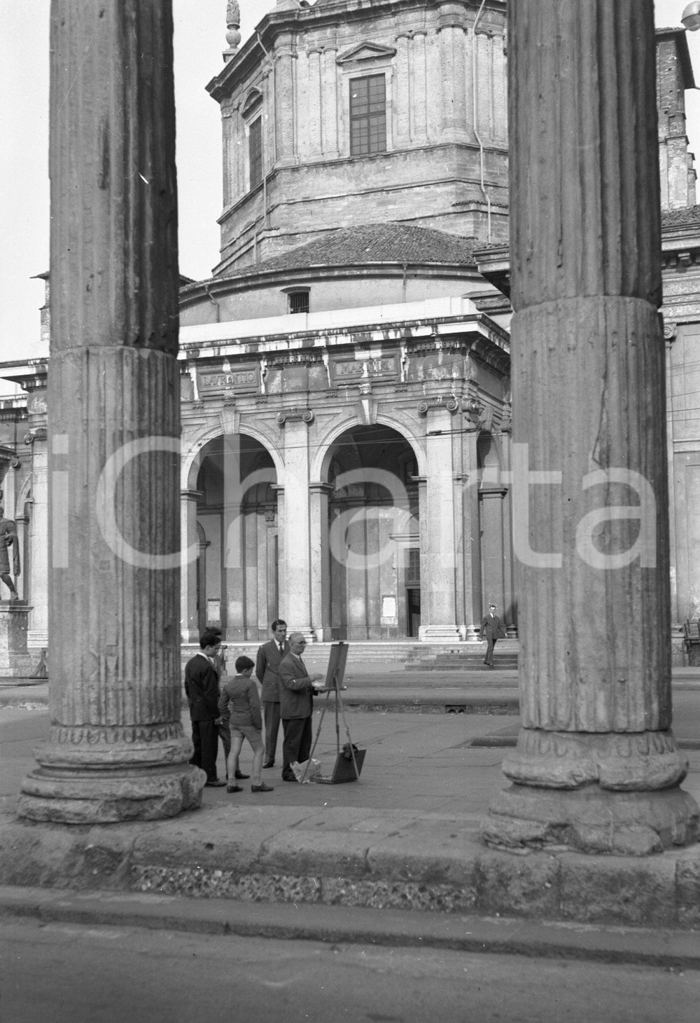 1960 ca MILANO Pittore alle colonne e basilica di San Lorenzo NEGATIVO ORIGINALE Negativo originale d'epoca in bianco e nero su pellicola.Per i diritti rivolgersi a ICharta.ICharta mette in vendita, sul negozio eBay e in esclusiva sul sito "icharta" il proprio archivio composto da numerose diapositive e negativi fotografici d'epoca, tutti originali e autentici.Si tratta di uno sguardo inedito sull'attualità, la politica, la vita quotidiana, il gossip e la cultura, che fotografa il cambiamento della nazione (e non solo) tra il 1890 ed il 1990 circa. Un'occasione unica per il mercato del collezionismo, che vede finalmente disponibile un archivio eccezionale per vastità, tematiche e condizioni, in un settore (il negativo fotografico e la diapositiva) di assoluta novità e dalle interessanti prospettive di investimento. CONDIZIONI:FAIR/discretoFORMATO: cm 6 x 9 originale e autentica 1
