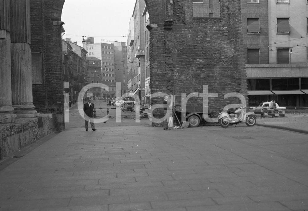 1960 ca MILANO Colonne di San Lorenzo NEGATIVO ORIGINALE Negativo originale d'epoca in bianco e nero su pellicola.Per i diritti rivolgersi a ICharta.ICharta mette in vendita, sul negozio eBay e in esclusiva sul sito "icharta" il proprio archivio composto da numerose diapositive e negativi fotografici d'epoca, tutti originali e autentici.Si tratta di uno sguardo inedito sull'attualità, la politica, la vita quotidiana, il gossip e la cultura, che fotografa il cambiamento della nazione (e non solo) tra il 1890 ed il 1990 circa. Un'occasione unica per il mercato del collezionismo, che vede finalmente disponibile un archivio eccezionale per vastità, tematiche e condizioni, in un settore (il negativo fotografico e la diapositiva) di assoluta novità e dalle interessanti prospettive di investimento. CONDIZIONI:FAIR/discretoFORMATO: cm 6 x 9 originale e autentica 1