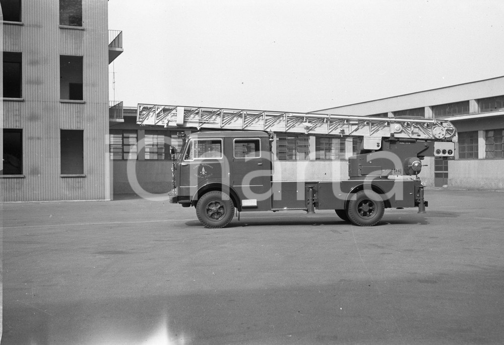 1960 ca MILANO Caserma dei Vigili del Fuoco NEGATIVO ORIGINALE Negativo originale d'epoca in bianco e nero su pellicola.Per i diritti rivolgersi a ICharta.ICharta mette in vendita, sul negozio eBay e in esclusiva sul sito "icharta" il proprio archivio composto da numerose diapositive e negativi fotografici d'epoca, tutti originali e autentici.Si tratta di uno sguardo inedito sull'attualità, la politica, la vita quotidiana, il gossip e la cultura, che fotografa il cambiamento della nazione (e non solo) tra il 1890 ed il 1990 circa. Un'occasione unica per il mercato del collezionismo, che vede finalmente disponibile un archivio eccezionale per vastità, tematiche e condizioni, in un settore (il negativo fotografico e la diapositiva) di assoluta novità e dalle interessanti prospettive di investimento. CONDIZIONI:FAIR/discretoFORMATO: cm 6 x 9 originale e autentica 1