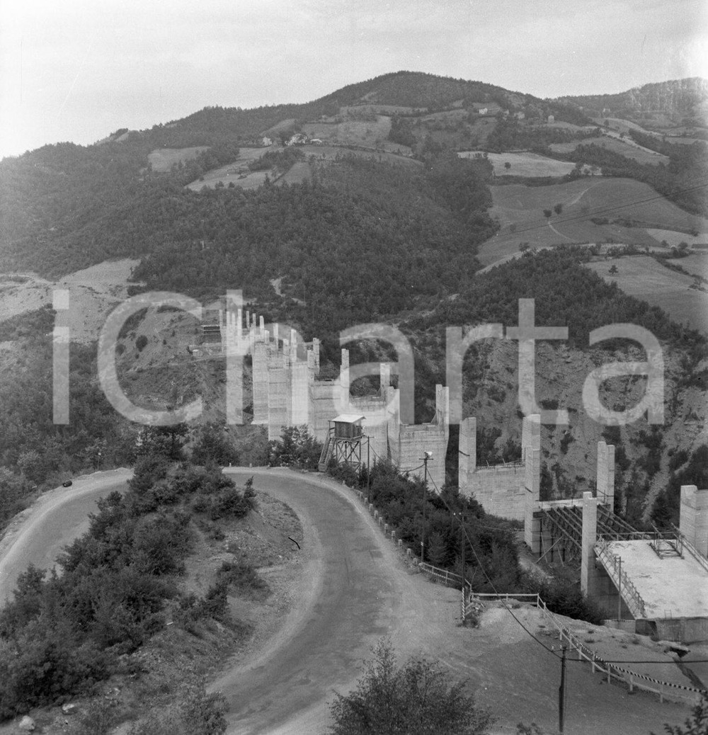 1964 CASTELL'ARQUATO (PC) ponte in costruzione NEGATIVO ORIGINALE Negativo originale d'epoca in bianco e nero su pellicola.Per i diritti rivolgersi a ICharta.ICharta mette in vendita, sul negozio eBay e in esclusiva sul sito "icharta" il proprio archivio composto da numerose diapositive e negativi fotografici d'epoca, tutti originali e autentici.Si tratta di uno sguardo inedito sull'attualità, la politica, la vita quotidiana, il gossip e la cultura, che fotografa il cambiamento della nazione (e non solo) tra il 1890 ed il 1990 circa. Un'occasione unica per il mercato del collezionismo, che vede finalmente disponibile un archivio eccezionale per vastità, tematiche e condizioni, in un settore (il negativo fotografico e la diapositiva) di assoluta novità e dalle interessanti prospettive di investimento. CONDIZIONI:FAIR/discretoFORMATO: cm 6 x 6 originale e autentica 1