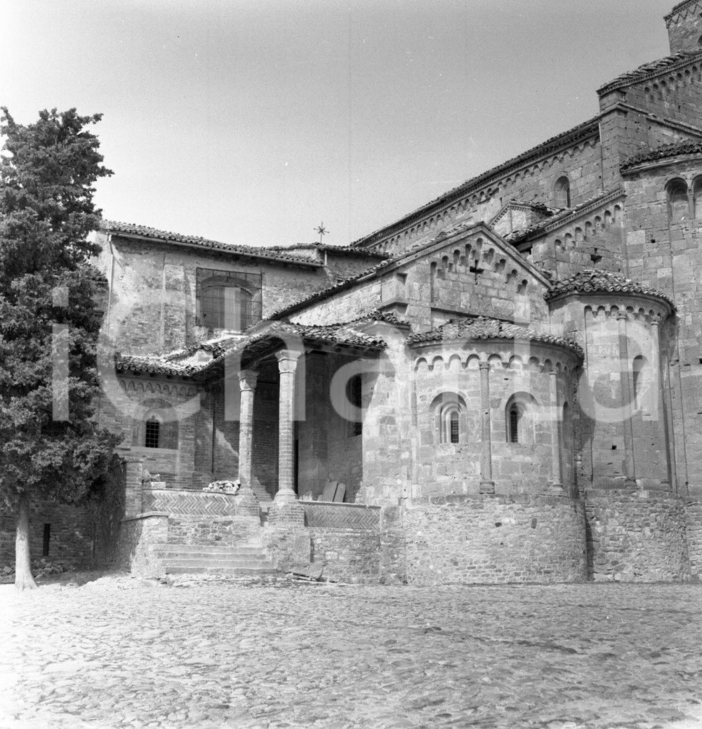1964 CASTELL'ARQUATO (PC) Chiesa Collegiata alla Madonna NEGATIVO ORIGINALE 1 Negativo originale d'epoca in bianco e nero su pellicola.Per i diritti rivolgersi a ICharta.ICharta mette in vendita, sul negozio eBay e in esclusiva sul sito "icharta" il proprio archivio composto da numerose diapositive e negativi fotografici d'epoca, tutti originali e autentici.Si tratta di uno sguardo inedito sull'attualità, la politica, la vita quotidiana, il gossip e la cultura, che fotografa il cambiamento della nazione (e non solo) tra il 1890 ed il 1990 circa. Un'occasione unica per il mercato del collezionismo, che vede finalmente disponibile un archivio eccezionale per vastità, tematiche e condizioni, in un settore (il negativo fotografico e la diapositiva) di assoluta novità e dalle interessanti prospettive di investimento. CONDIZIONI:FAIR/discretoFORMATO: cm 6 x 6 originale e autentica 1
