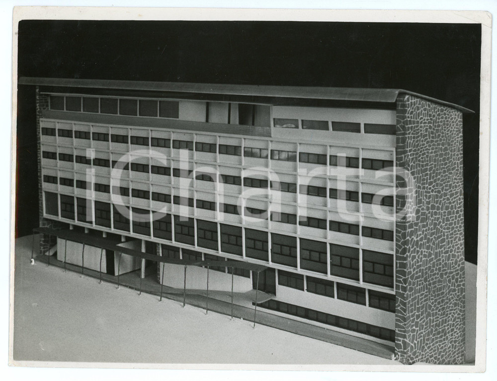 1938 MILANO Mostra prelittoriali ARCHITETTURA Plastico albergo rifugio - Foto Fotografia d'epoca raffigurante il plastico del progetto realizzato dagli architetti Ghidini, Ravasi e Verni di Varese.A2 CONDIZIONI:FAIR/discreto Piegature agli angoliFORMATO: 24x18 cm originale e autentica 1
