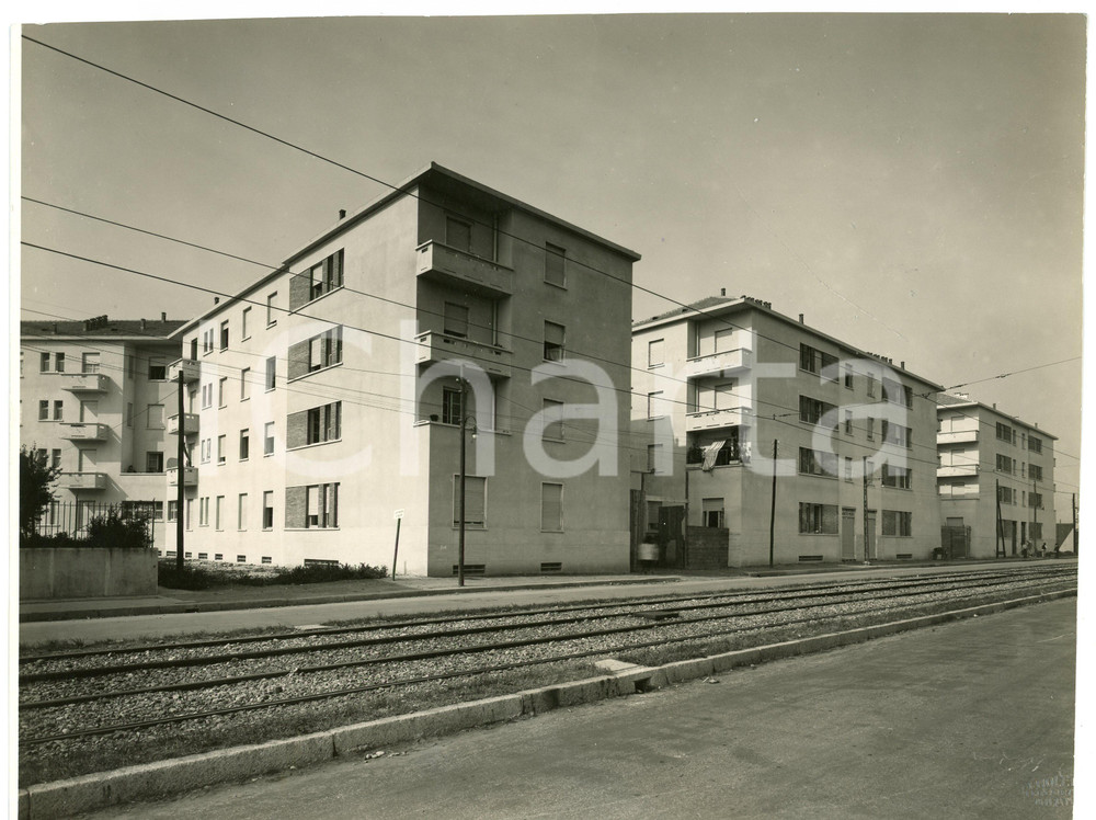 1939 MILANO Via Padre Reginaldo Giuliani - Case popolari e ferrovia - Foto Fotografia d'epoca.A3 CONDIZIONI:FAIR/discreto Margine superiore e destro lievemente rifilatiFORMATO: 27x21 cm originale e autentica 1