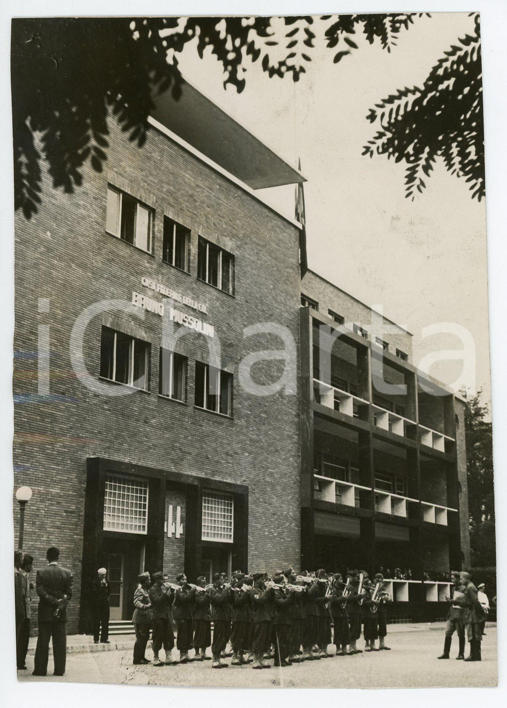 1941 MILANO Inaugurazione Casa federale G.I.L. "Bruno Mussolini" - Foto 11x16 cm Fotografia d'epoca.A6 CONDIZIONI:POOR/danneggiato Ondulature al margine sinistro, margini rifilatiFORMATO:  11x16 cm originale e autentica 1