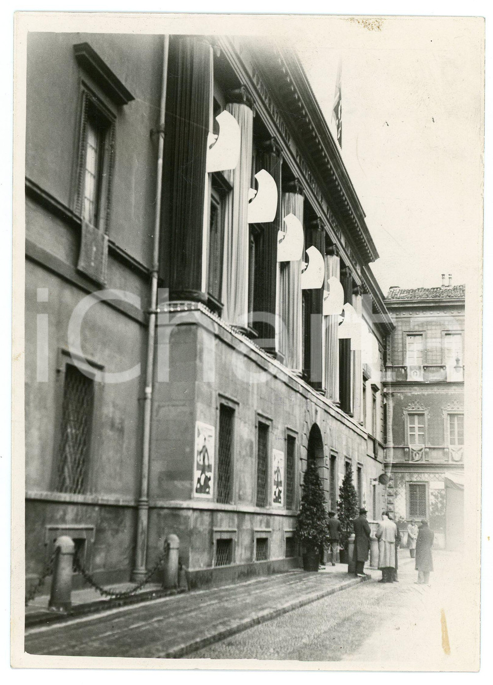 1939 MILANO - PALAZZO POZZI BESANA Casa del Fascio addobbata per 23 marzo - Foto Fotografia d'epoca.La casa del Fascio è addobbata per l'anniversario della fondazione dei Fasci di Combattimento.A7 CONDIZIONI:FAIR/discreto Piccole macchie al rectoFORMATO: 13x18 cm originale e autentica 1