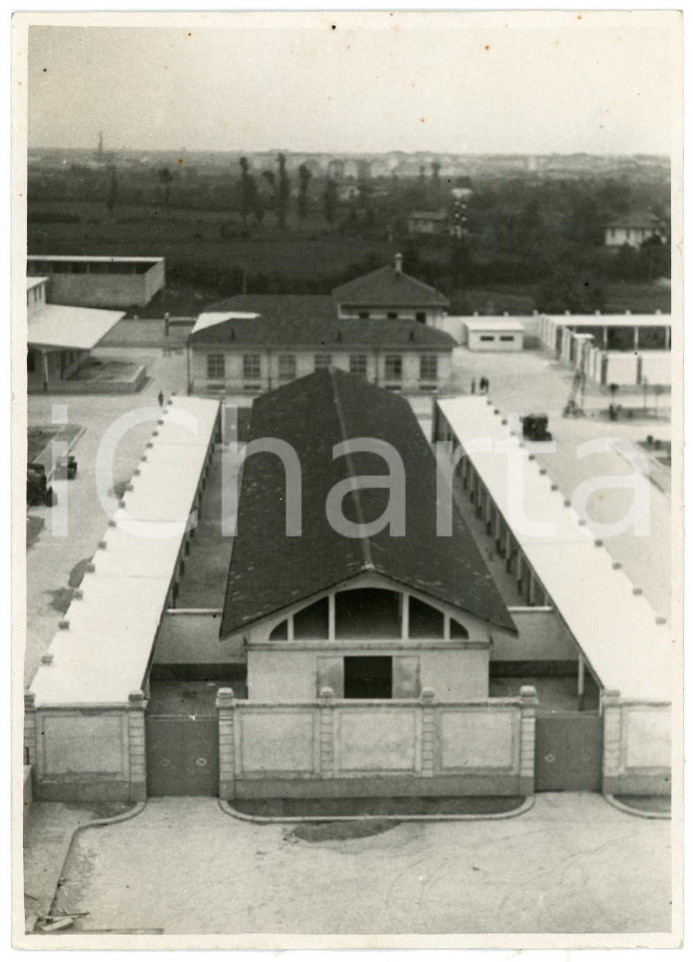 1935 ca MILANO Nuovo macello a PORTA VITTORIA Veduta di una stalla - Foto 13x18 Fotografia d'epoca.A10 CONDIZIONI:FAIR/discreto Piccole macchie al margine superiore, lievi smussature agli angoliFORMATO: 13x18 cm originale e autentica 1