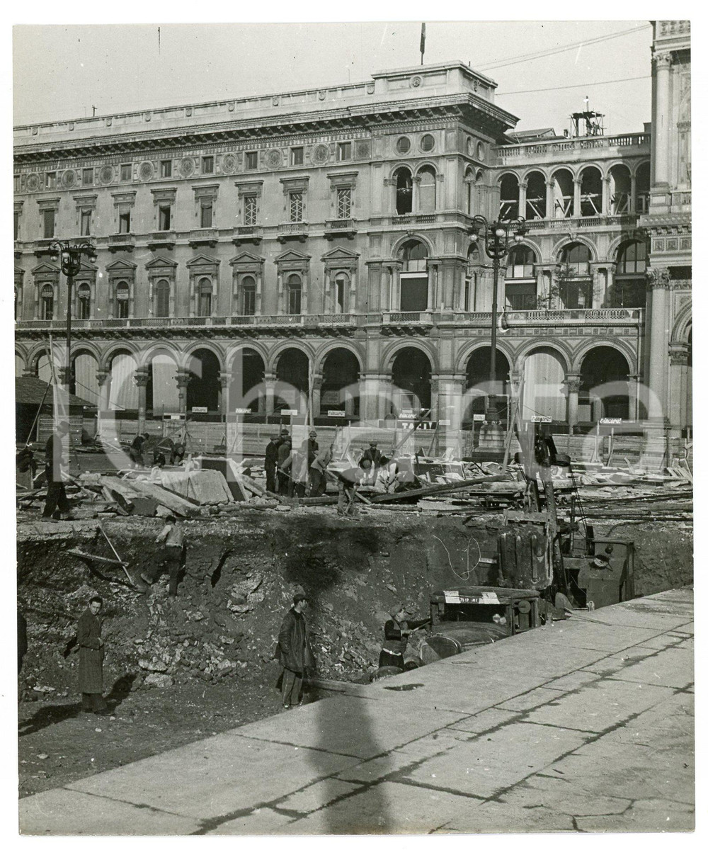 1943 MILANO Scavi in Piazza Duomo per rifugio antiaereo - Foto 13x15 cm Fotografia d'epoca.A12 CONDIZIONI:FAIR/discreto Lieve piegatura all'angolo inferiore destroFORMATO: 13x15 cm originale e autentica 1