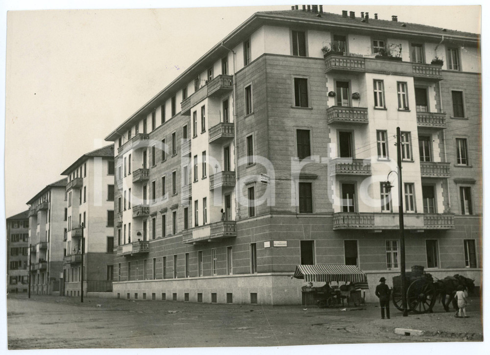 1931 MILANO Case popolari all'angolo di Via Ravenna e Via Cinquecento - Foto Fotografia d'epoca.A13 CONDIZIONI:FAIR/discreto Lievi difetti di stampaFORMATO: 23x17 cm originale e autentica 1
