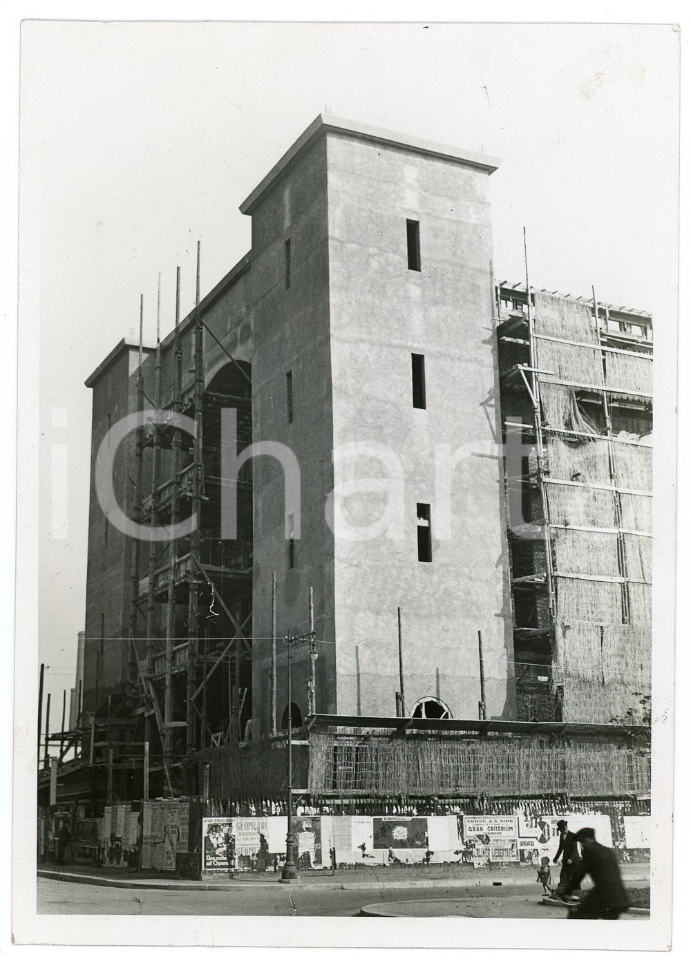 1938 MILANO Viale Lazio - Costruzione Chiesa SS. Silvestro e Martino *Foto 13x18 Fotografia d'epoca.A17 CONDIZIONI:FAIR/discreto Lievi smussature agli angoli, piccole macchie, piegatura al margine inferioreFORMATO: 17x23 cm originale e autentica 1
