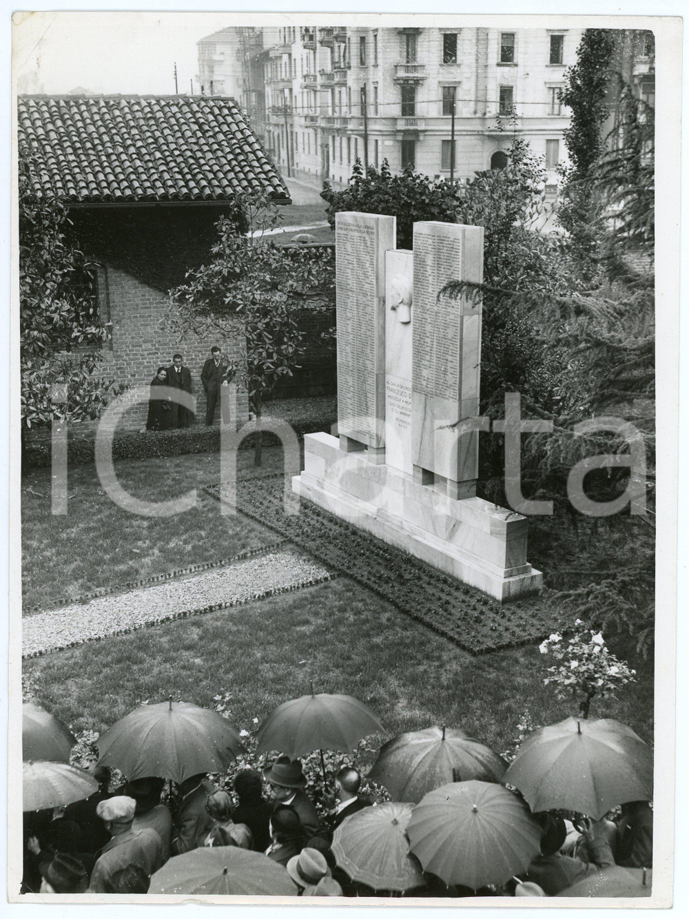 1938 MILANO Maggiolina VILLA MIRABELLO Inaugurazione monumento Francesco DENTI Fotografia d'epoca.A18 CONDIZIONI:FAIR/discreto Piegature agli angoli, Lievi smussature agli angoliFORMATO: 18x24 cm originale e autentica 1