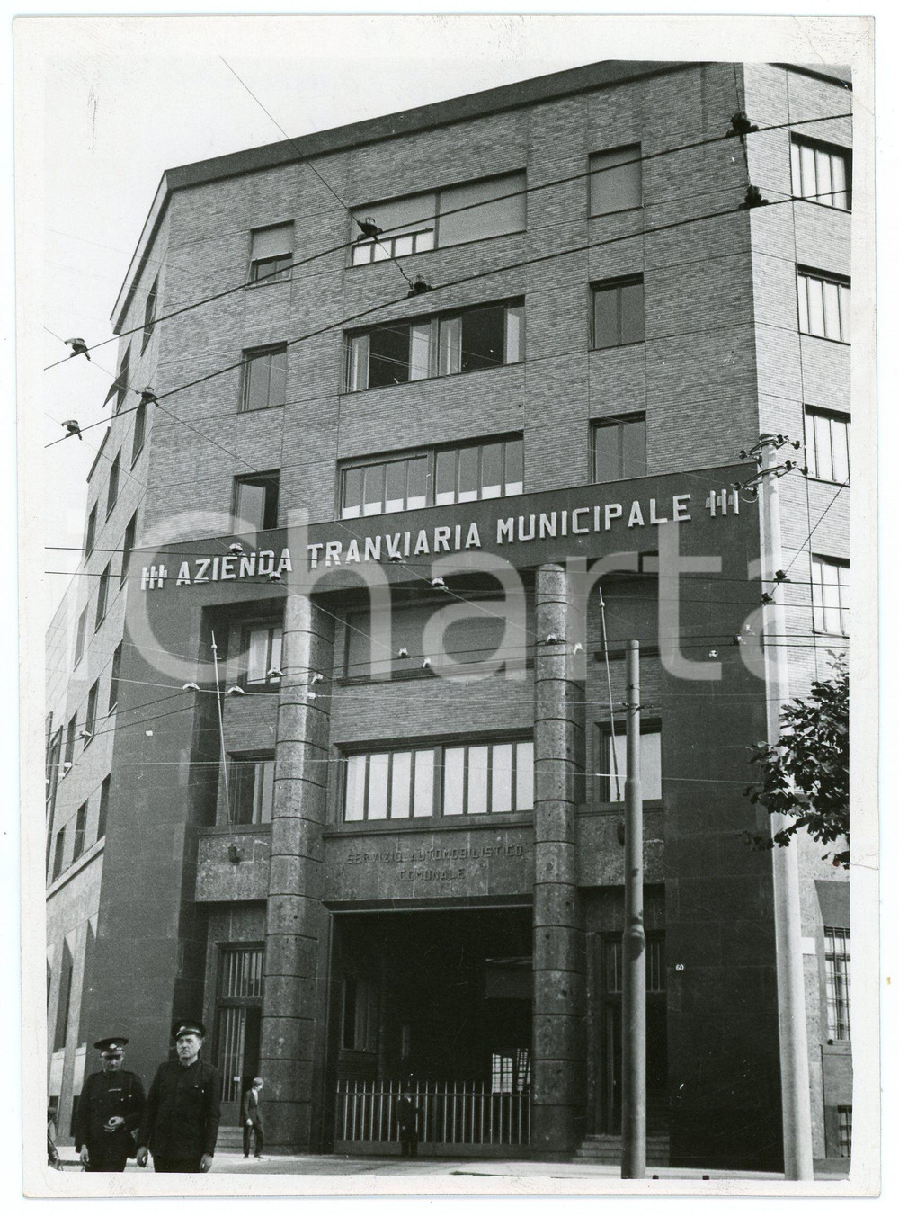 1939 MILANO - ATM Rimessa auto comunali in Viale Molise - Foto 13x18 cm Fotografia d'epoca.A20 CONDIZIONI:POOR/danneggiato Piegatura all'angolo superiore destro, strappo al margine destroFORMATO: 13x18 cm originale e autentica 1