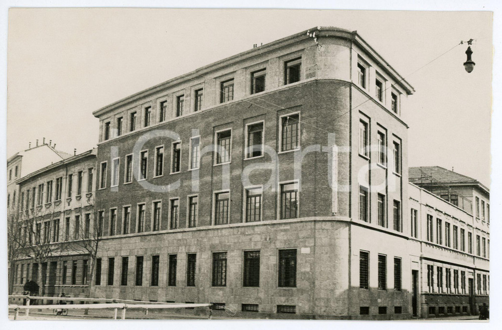 1935 MILANO Via Melzi d'Eril - Regia Scuola di avviamento professionale - Foto Fotografia d'epoca.A23 CONDIZIONI:FAIR/discreto Bassa qualità di stampaFORMATO: 17x11 cm originale e autentica 1