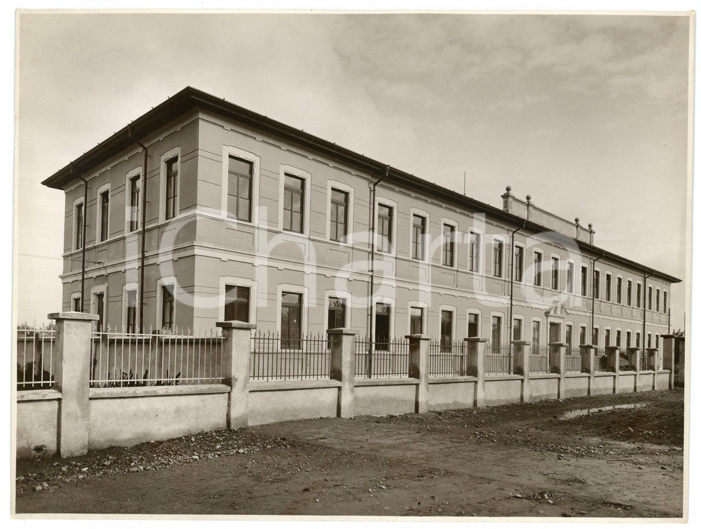 1933 MILANO - BAGGIO Via Anselmo da Baggio - Scuola elementare - Foto 26x20 cm Fotografia d'epoca.A26 CONDIZIONI:FAIR/discreto Lievi smussature agli angoliFORMATO: 26x20 cm originale e autentica 1