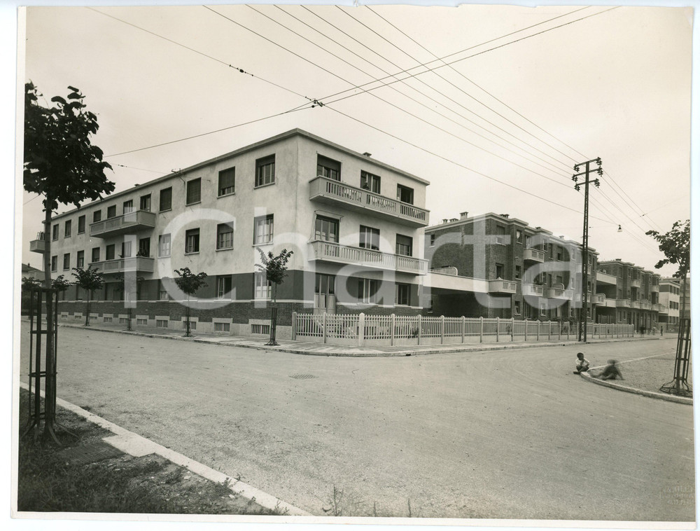 1939 LEGNANO Via Carlo Porta - Bimbi giocano davanti a nuove case popolari *Foto Fotografia d'epoca.(rif. A33) CONDIZIONI:FAIR/discreto Margine superiore rifilatp a mano, piegatura all'angolo superiore destroFORMATO: 27x21 cm originale e autentica 1