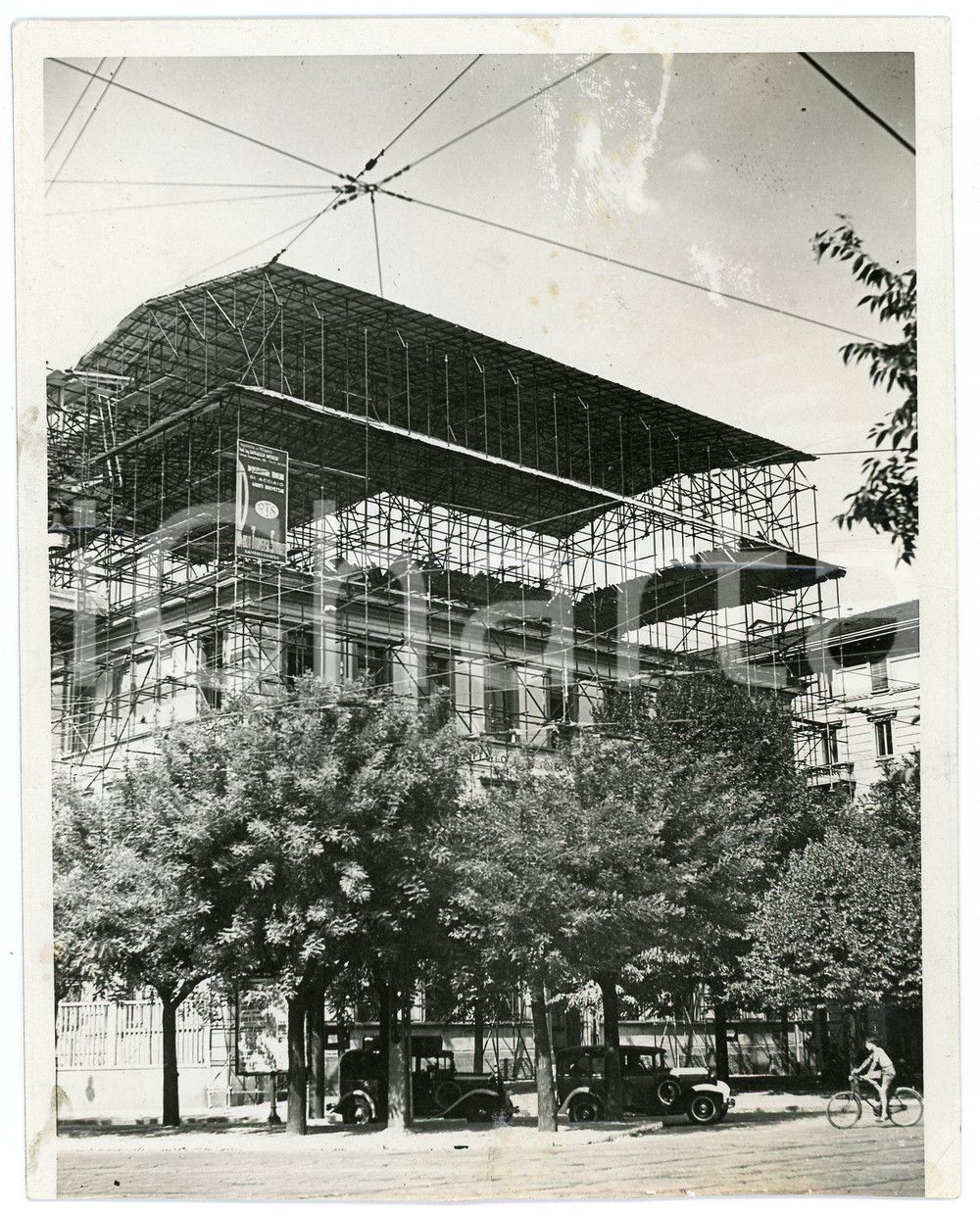 1941 MILANO Cantiere all'Istituto SCHIAPARELLI per ampliamento - Foto 13x16 cm Fotografia d'epoca.(rif. A37) CONDIZIONI:POOR/danneggiato Difetti di stampa, macchie al recto, profonda piegatura centrale, margine inferiore rifilato a manoFORMATO: 13x16 cm originale e autentica 1