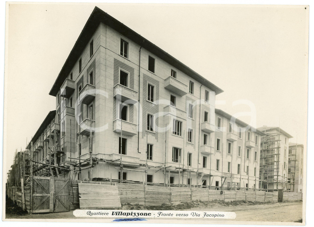 1930 ca MILANO - VILLAPIZZONE Cantiere in Via Jacopino da Tradate - Foto 23x16 Fotografia d'epoca.(rif. A38) CONDIZIONI:FAIR/discreto Lieve ondulatura e macchia di inchiostro al margine inferiore, residui di incollatura al versoFORMATO: 23x16 cm originale e autentica 1