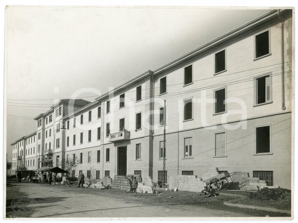 1930 ca MILANO - QUARTO OGGIARO Albergo degli sfrattati a MUSOCCO Foto 23x17 cm Fotografia d'epoca.(rif. A39) CONDIZIONI:POOR/danneggiato Piegature agli angoli, piccoli strappi al margine inferioreFORMATO: 23x17 cm originale e autentica 1