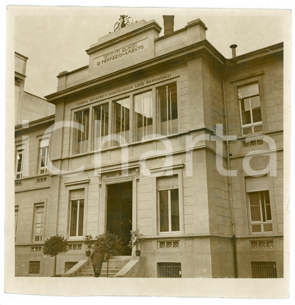 1930 ca MILANO Clinica MANGIAGALLI Inaugurazione edificio Via San Barnaba - Foto Fotografia d'epoca.(rif. A41) CONDIZIONI:FAIR/discreto Bruniture, margine inferiore rifilato a manoFORMATO: 18x18 cm originale e autentica 1