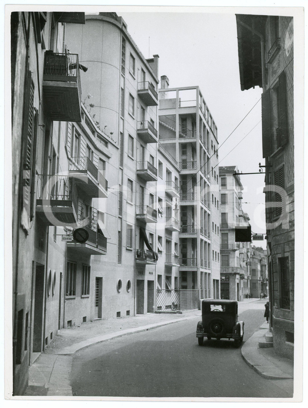 1930 ca MILANO Via dell'Annunciata - Nuovo quartiere con case moderne - Foto Fotografia d'epoca.(rif. A43) CONDIZIONI:FAIR/discreto Lievi smussature agli angoli, piegatura all'angolo superiore sinistroFORMATO: 18x24 cm originale e autentica 1