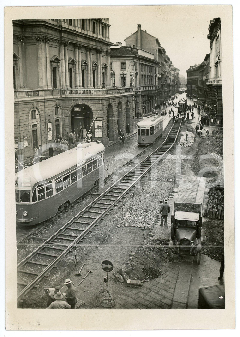 1938 MILANO Lavori in Piazza della Scala - Foto 13x18 cm Fotografia d'epoca.(rif. A44) CONDIZIONI:FAIR/discreto Lievi smussature agli angoliFORMATO: 13x18 cm originale e autentica 1