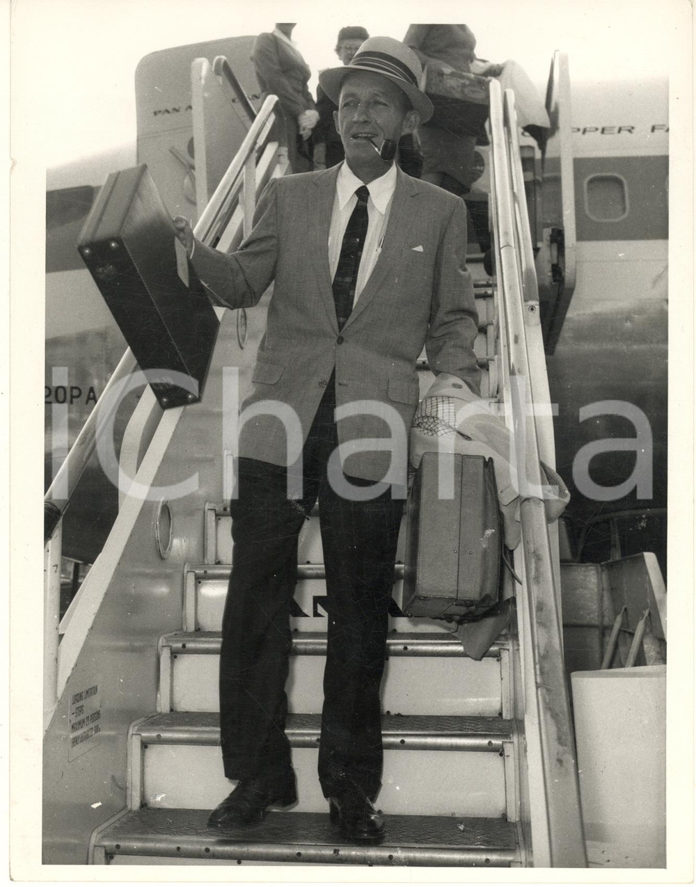 1961 LONDON Airport - Arrival of BING CROSBY for "Road to Hong Kong" *Photo Fotografia originale d'epoca, con didascalia coeva al verso.(Rif. A162) CONDIZIONI:FAIR/discreto minima sbrecciatura al lato inferiore; piccoli difetti di stampaFORMATO: 17x21 cm originale e autentica 1