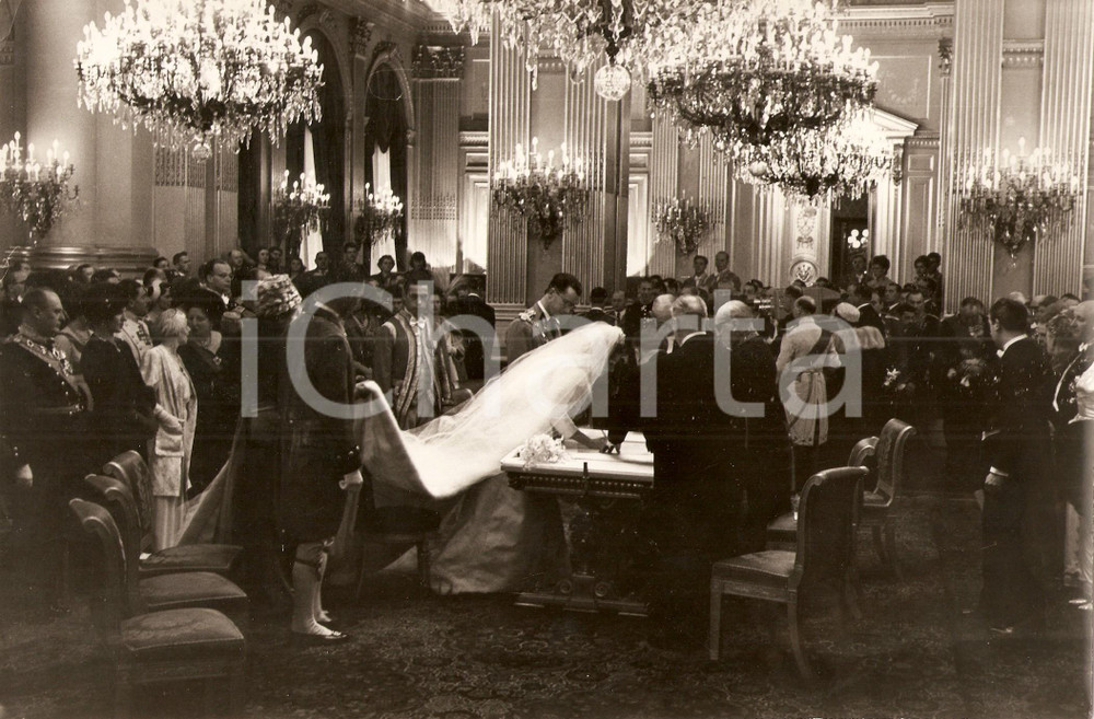 Fotografia d epoca originale 1960 BRUXELLES BALDOVINO e regina FABIOLA firmano registro matrimonio 2 1