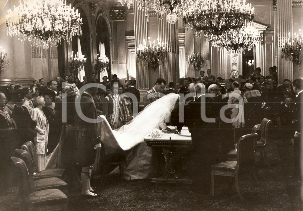 Fotografia d epoca originale 1960 BRUXELLES BALDOVINO e regina FABIOLA firmano registro matrimonio 1 1