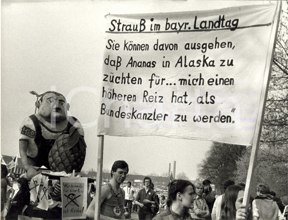 Fotografia d epoca originale 1980 KREFELD Oppositori di Franz Josef STRAUSS sfilano con cartelli satirici 2 1