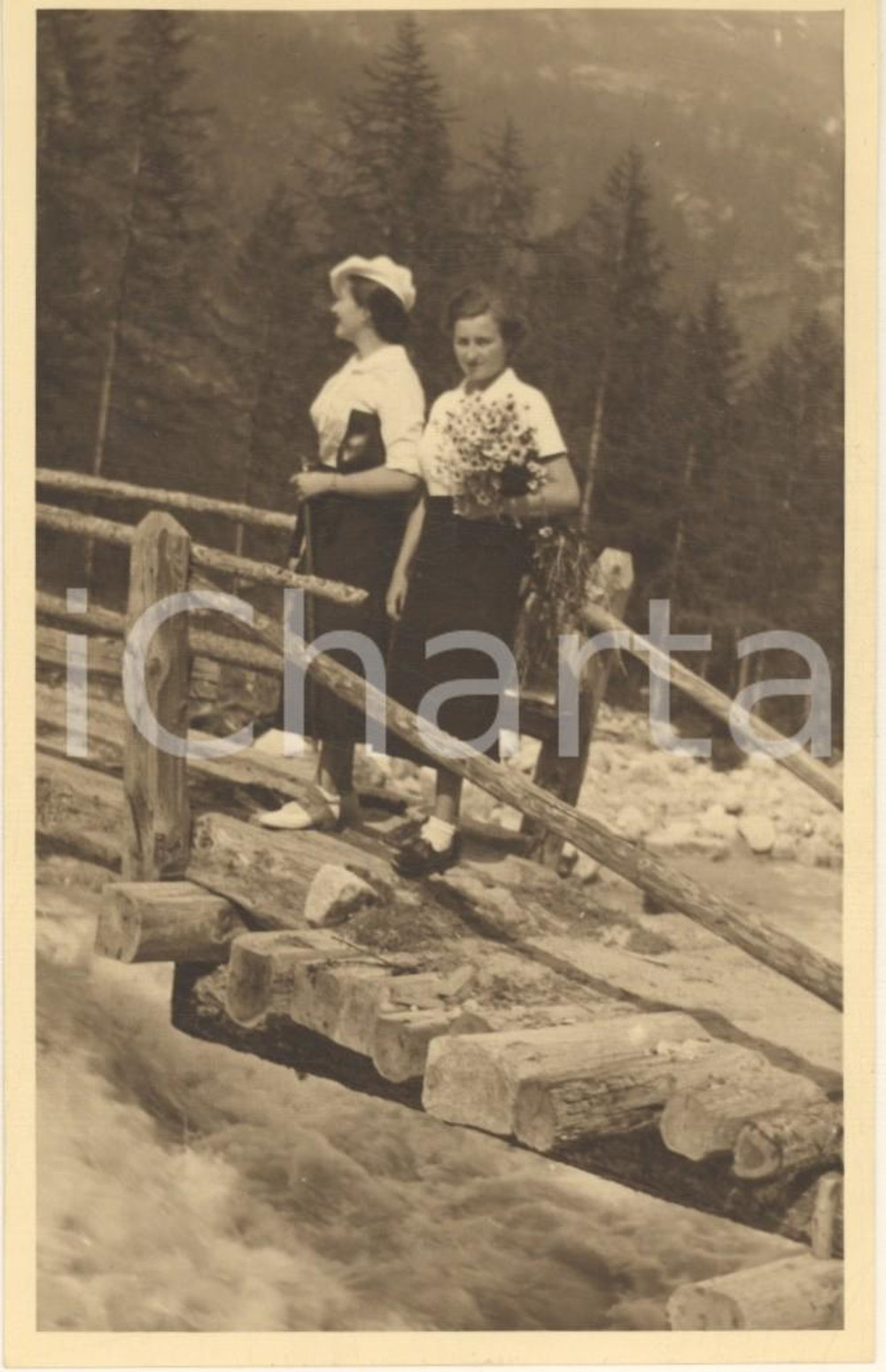Fotografia d epoca originale 1935 MACUGNAGA VCO Escursioniste con mazzo di fiori Foto cartolina 1