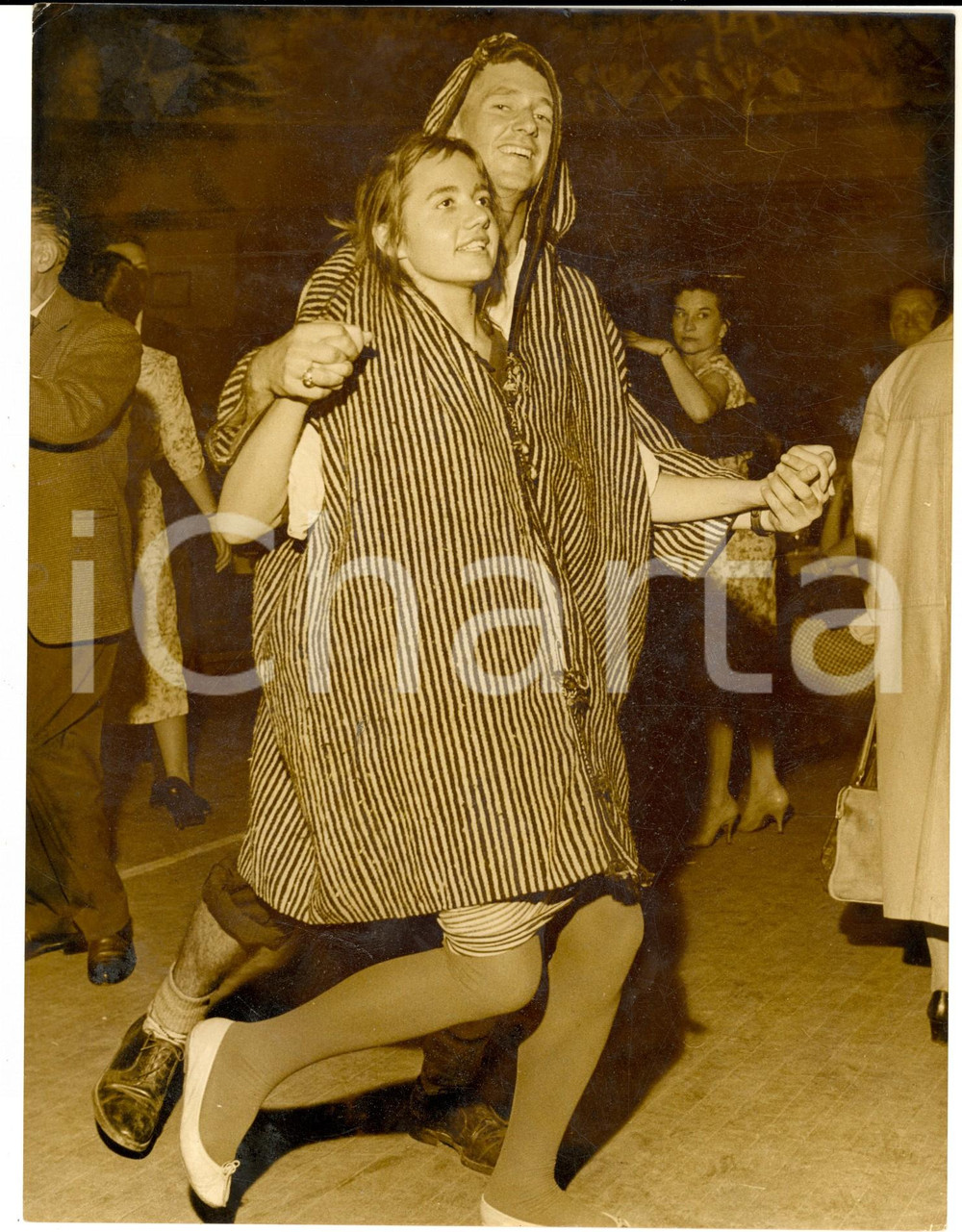 Fotografia d epoca originale 1960 ca PARIS Coppia di giovani a una festa nello stesso costume Foto 18x24 cm 1