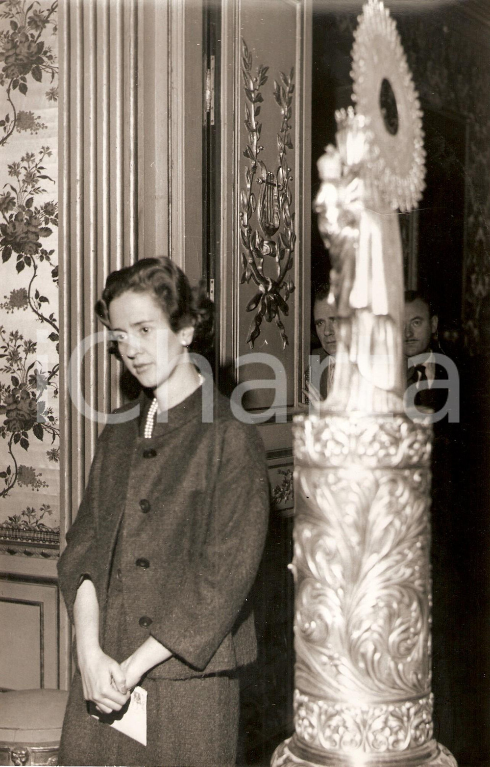 Fotografia d epoca originale 1960 MADRID Donna Fabiola MORA Y ARAGON  prega vicino alla Vergine del Pilar 3 1