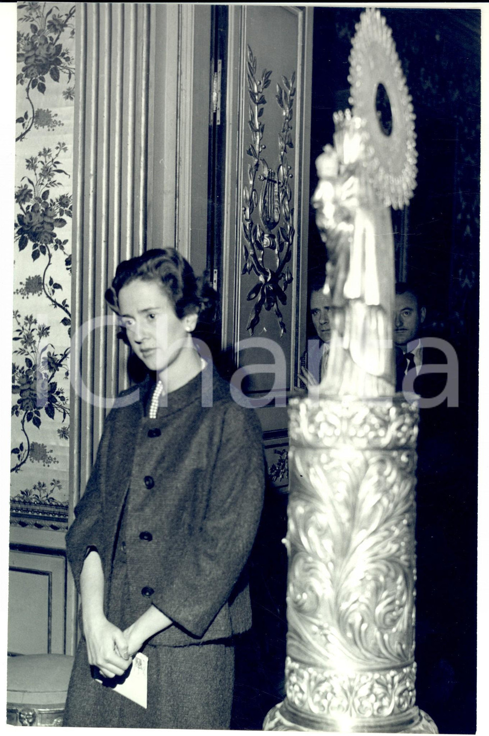 Fotografia d epoca originale 1960 MADRID Donna Fabiola MORA Y ARAGON  prega vicino alla Vergine del PIlar 4 1