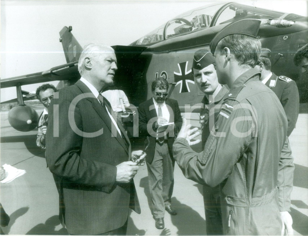 Fotografia d epoca originale 1989 LECK Ministro Gerhard STOLTENBERG con piloti elicottero da guerra Foto 1