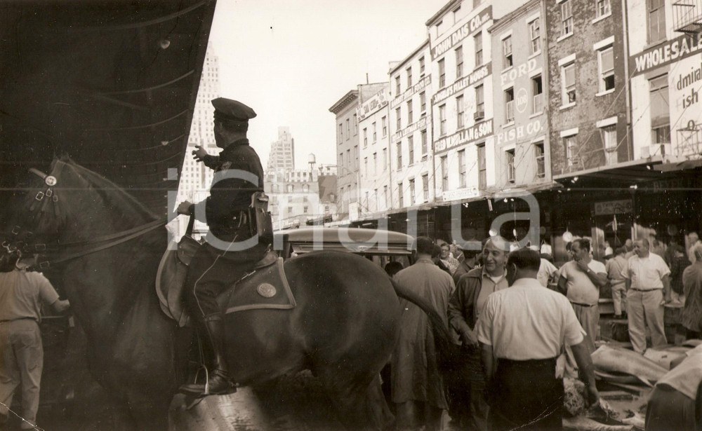 Fotografia d epoca originale 1961 MANHATTAN Angry fishmongers at FULTON FISH MARKET Movie GUNS OF TREES Foto 1