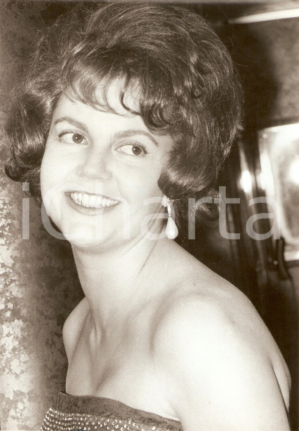 1960 ca Principessa Maria Pia di SAVOIA a una serata *Fotografia (2) DATA: 1960 caTITOLO: RITRATTO DELLA PRINCIPESSA MARIA PIA DI SAVOIA DESCRIZIONE: Fotografia d'epoca.  CONDIZIONI: buoneFORMATO: 20 x 28 cm  Vera fotografia d'epoca, originale, autentica.   originale e autentica 1